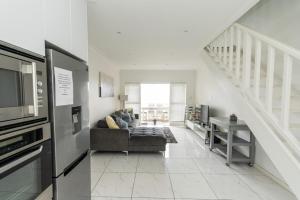 Η κουζίνα ή μικρή κουζίνα στο Dolphins View Luxury Apartment