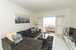 Μια τηλεόραση ή/και κέντρο ψυχαγωγίας στο Dolphins View Luxury Apartment