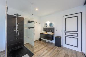 a bathroom with a shower and a glass door at L'Envolée de Charme - Maison à 10m de Vannes in Theix +13 photos