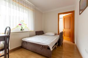 Postel nebo postele na pokoji v ubytování Gostišče Pri Dveh Petelinih