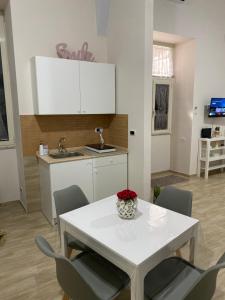 a kitchen with a table and chairs and a sink at La Petite Maison in Naples