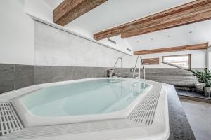 Bazén v ubytování Hotel Jenewein nebo v jeho okolí