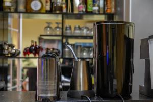 eine Arbeitsplatte mit zwei Kaffeemaschinen auf einem Tisch in der Unterkunft Hotel Petunia in Neos Marmaras
