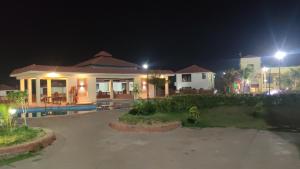 Orchha Club and Resort - OCR内部或周边的泳池