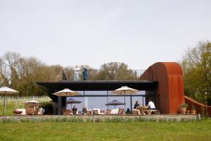 Ein Haus mit Leuten auf dem Dach. in der Unterkunft The Old Winery Cottage No2 in Shepton Mallet