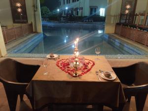 Orchha Club and Resort - OCR内部或周边的泳池