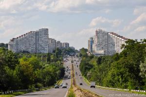 a highway with cars on it with tall buildings at Vasile Alecsandri 60 ap 49 in Chişinău