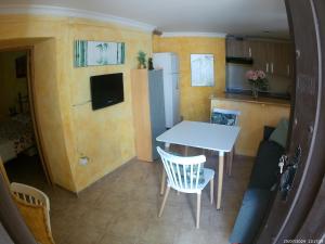 a small kitchen and dining room with a table and chairs at Miguel y Rosa in Tíjola