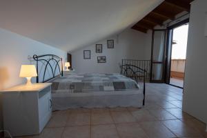 a bedroom with a bed and a lamp in a room at Appartamento Delizia in Case San Marco
