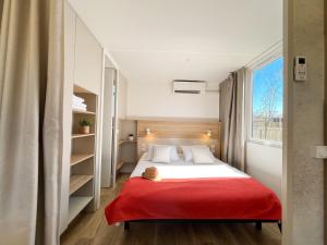 Postel nebo postele na pokoji v ubytování Camping La Clape Village + 37 fotografií