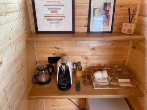 Příslušenství pro přípravu čaje a kávy v ubytování Garden rooms in Kutaisi