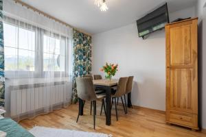 Televízia a/alebo spoločenská miestnosť v ubytovaní Apartament u Kostka