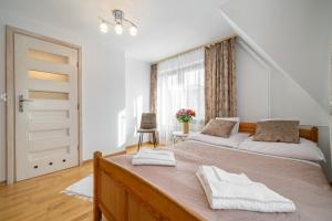 Posteľ alebo postele v izbe v ubytovaní Apartament u Kostka
