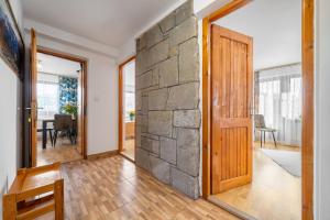 Televízia a/alebo spoločenská miestnosť v ubytovaní Apartament u Kostka