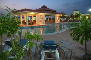Orchha Club and Resort - OCR内部或周边的泳池