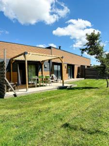 a building with a table and chairs in a yard at Gites-domainedupin, cottage "Mosnes à Lisa" in Mosnes
