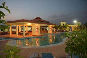 奥拉奇哈Orchha Club and Resort - OCR的度假村的夜间游泳池