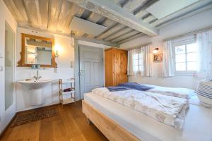 una camera con letto e lavandino di Jagawirt Bauernhaus a Grubberg Altre 14 foto