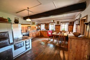 una grande cucina con armadi in legno e tavolo di Jagawirt Bauernhaus a Grubberg