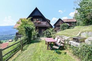 un tavolo da picnic davanti a una casa su una collina di Jagawirt Bauernhaus a Grubberg