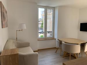 TV a/nebo společenská místnost v ubytování L'Elégant