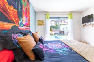 una camera da letto con un grande dipinto sul muro di Les Garrigues Ensoleillées a Treilles