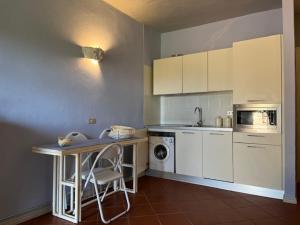 A kitchen or kitchenette at Porto Coda Cavallo Salina Bamba