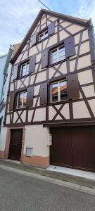een huis met een vakwerkhuis bij La Grenouille - Centre Ville - Proche Parking Gratuit - Commerces à Proximité in Sélestat