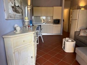 A kitchen or kitchenette at Porto Coda Cavallo Salina Bamba