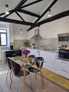 Η κουζίνα ή μικρή κουζίνα στο Casa Rural Xures Lobios +38 φωτογραφίες