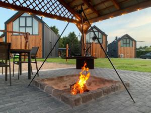 a fire pit in the middle of a patio at Baltic Homes Lubiatowo in Lubiatowo