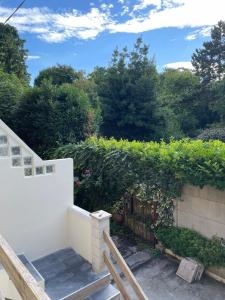 eine Treppe mit Zaun und Hecke in der Unterkunft Little piece of paradise in Noisy-le-Sec