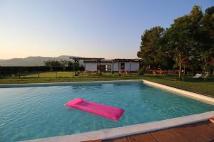 Bazén v ubytování Agriturismo Essentia dimora rurale nebo v jeho okolí