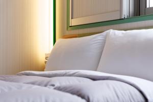 Postel nebo postele na pokoji v ubytování Washington R&B Hotel Sendai Hirosedori Ekimae