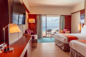 Postel nebo postele na pokoji v ubytování Hotel Nikko Guam