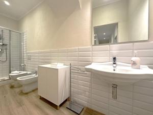 Un baño con dos lavabos, un inodoro y un espejo. en Le Logge-la Capitana, en Siena 49 fotos más