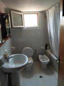 Koupelna v ubytování Dimitris House