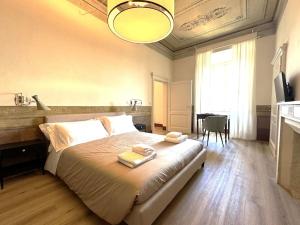 Un dormitorio con una cama grande con dos toallas encima. en Le Logge-la Capitana, en Siena