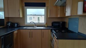 Kuchyň nebo kuchyňský kout v ubytování A&P Sheron Holiday Home - Millfieds, Ingoldmells, Skegness + 8 fotografií