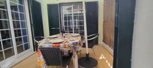 a table in a room with a basketball hoop at Apt 3 Quartos, Terraço, Centro, Prestige For Home in Loulé