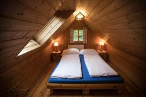 una camera con due letti in una mansarda in legno di Steinschalerhof a Warth