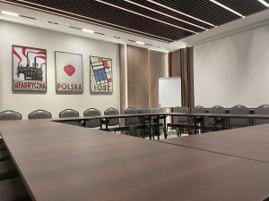 a conference room with a long table and chairs at Piotrkowska 89 Residence in Łódź