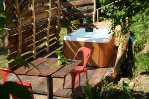 Aed väljaspool majutusasutust CA'du LIN - Jacuzzi e Piscina