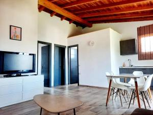 A kitchen or kitchenette at Apartments Alavana