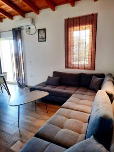 A seating area at Apartments Alavana