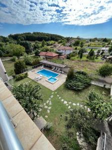 una vista aérea de una casa con piscina en Sunny house, en Pismenovo