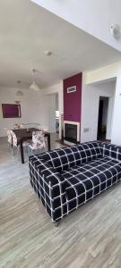 Un sofá grande en una sala de estar con una mesa. en Sunny house, en Pismenovo 21 fotos más