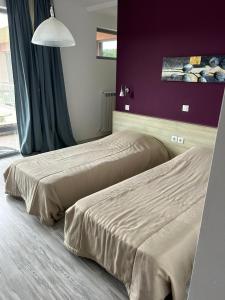 Dos camas una al lado de la otra en un dormitorio. en Sunny house, en Pismenovo