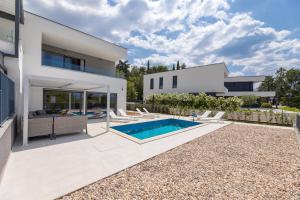 Πισίνα στο ή κοντά στο Villa Dolores by EL-PI TOURS