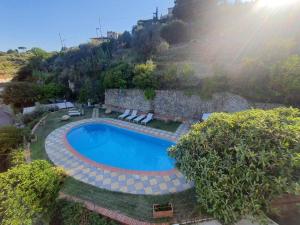einen Blick über einen Pool auf einem Hügel in der Unterkunft La Palma in Lerici